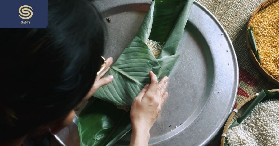 Making "banh chung"