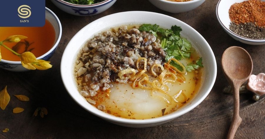 On chilly afternoons in Hanoi, nothing beats a comforting bowl of bánh đúc nóng