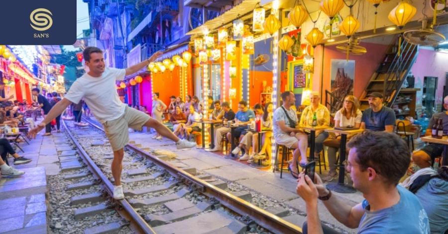 Taking photos at train café in Hanoi is a very interesting activity.