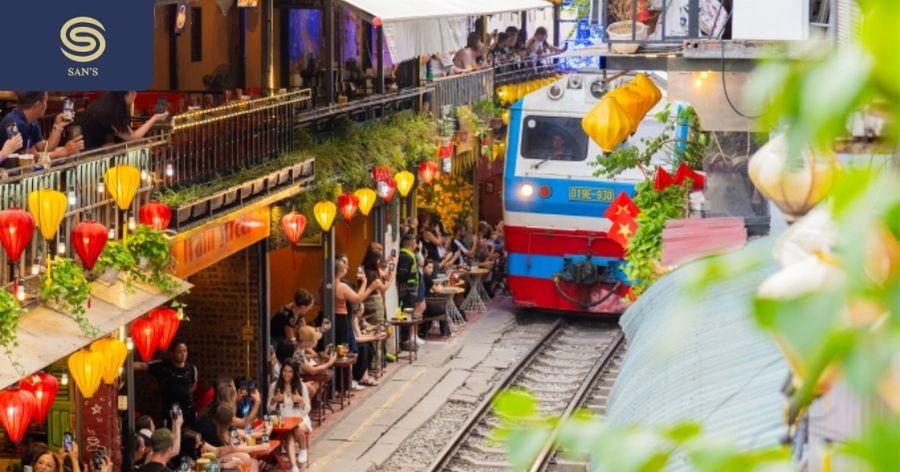 Why is train cafe Hanoi so attractive to tourists?