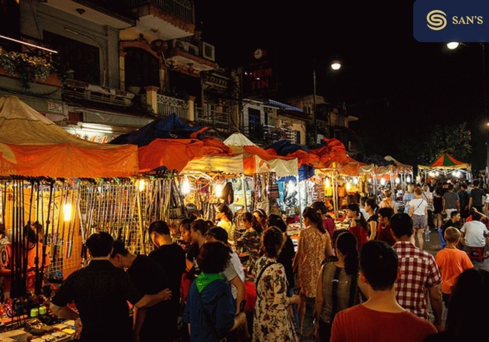 weekend night market in hanoi