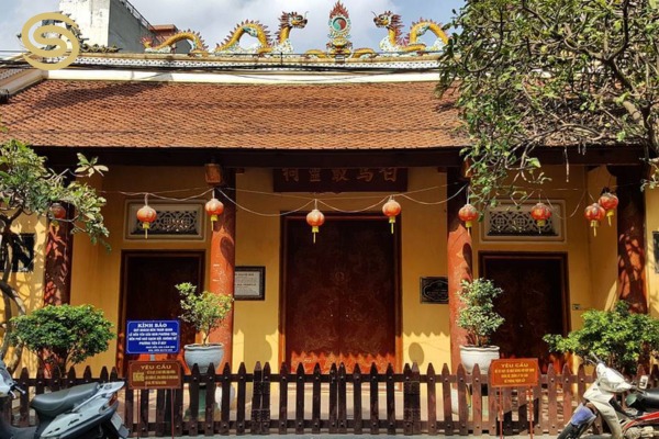 Bach Ma Temple