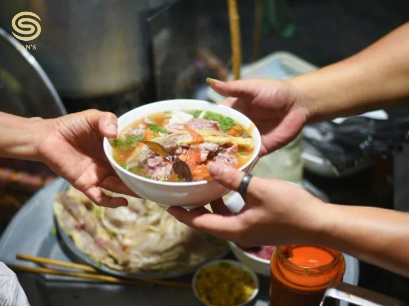 Hanoi night cuisine