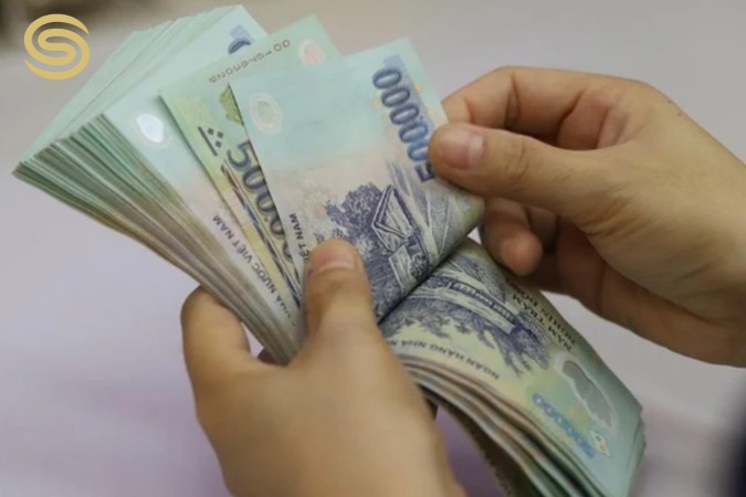 There are two ways to exchange dollars for Vietnamese currency: cash exchange and bank transfer