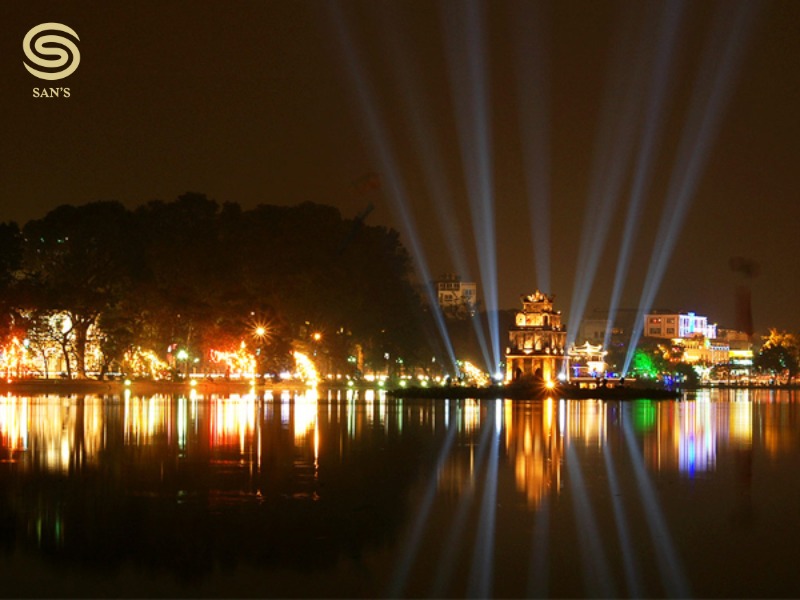 Hoan Kiem Lake at night