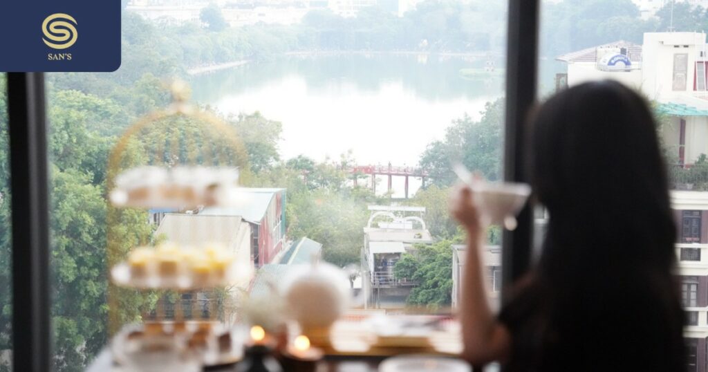 Enjoy tea and admire the Thi Huc bridge and Hoan Kiem lake