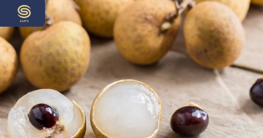 Longan fruit has soft, sweet flesh that can be eaten directly after peeling or can be made into longan sweet soup with lotus seeds and dried longan. (Source: Collected)