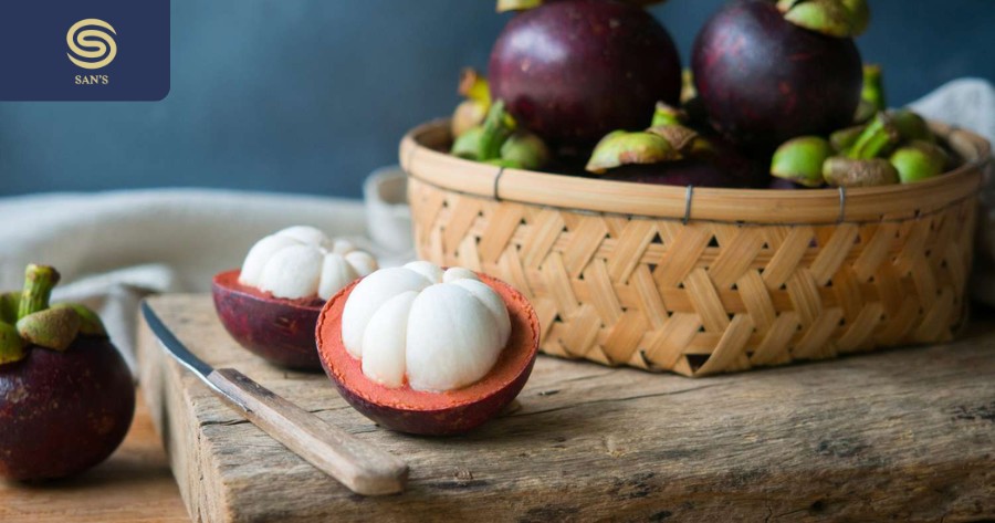 Mangosteen is soft, sweet and sour when ripe. When young, mangosteen can be used to make a delicious salad with chicken (Source: Collected)