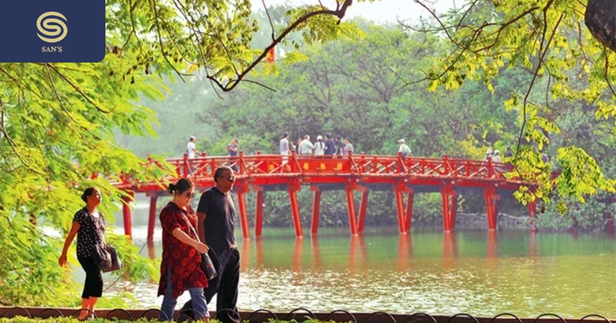 Walk around the poetic bridge with a few falling yellow leaves