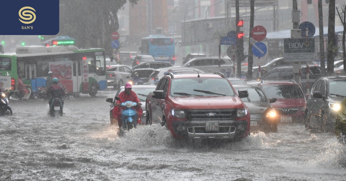 Floods in Hanoi cause traffic jams