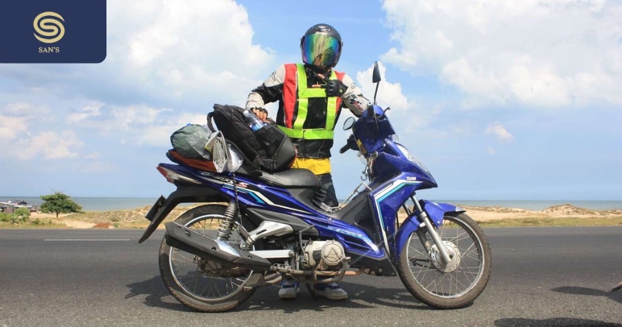 Traveling by motorbike is an interesting experience, being able to control the vehicle yourself and admire the scenery (Source: Collected).