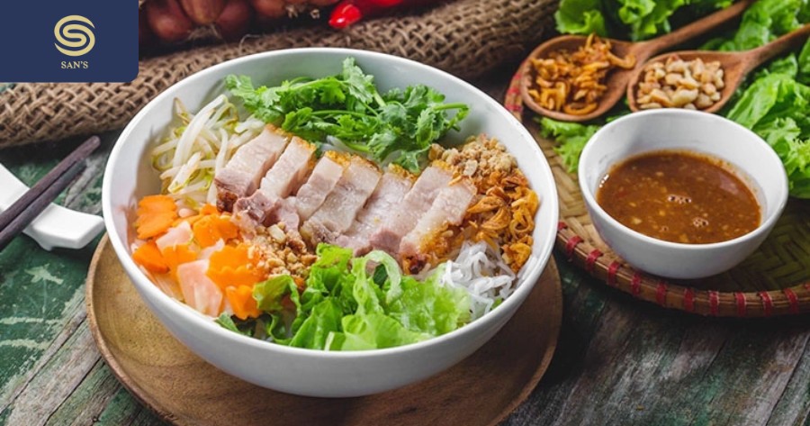 Bún mắm nên thịt luộc